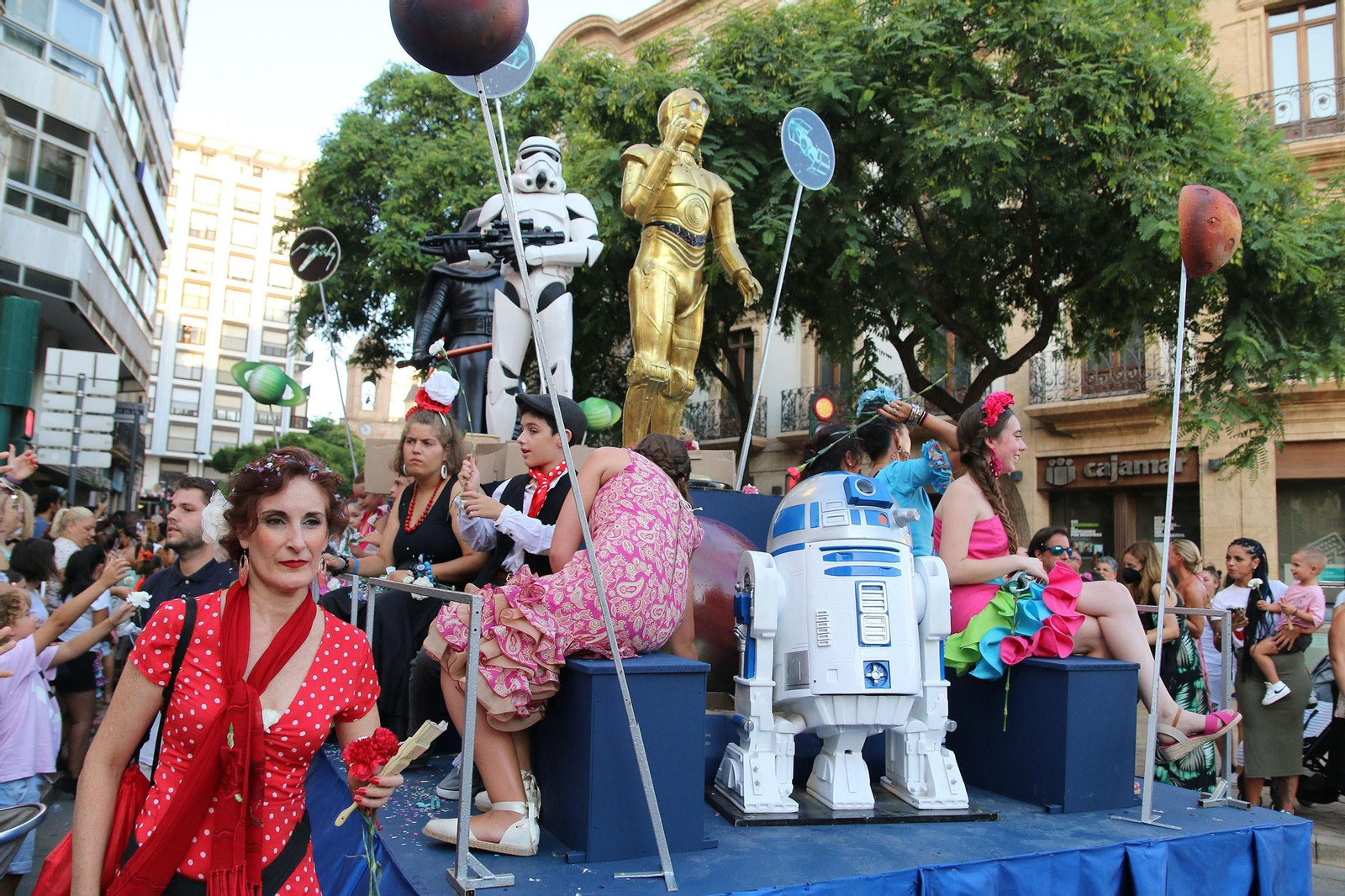 La Batalla de las Flores ha regresado inundando Almería de claveles