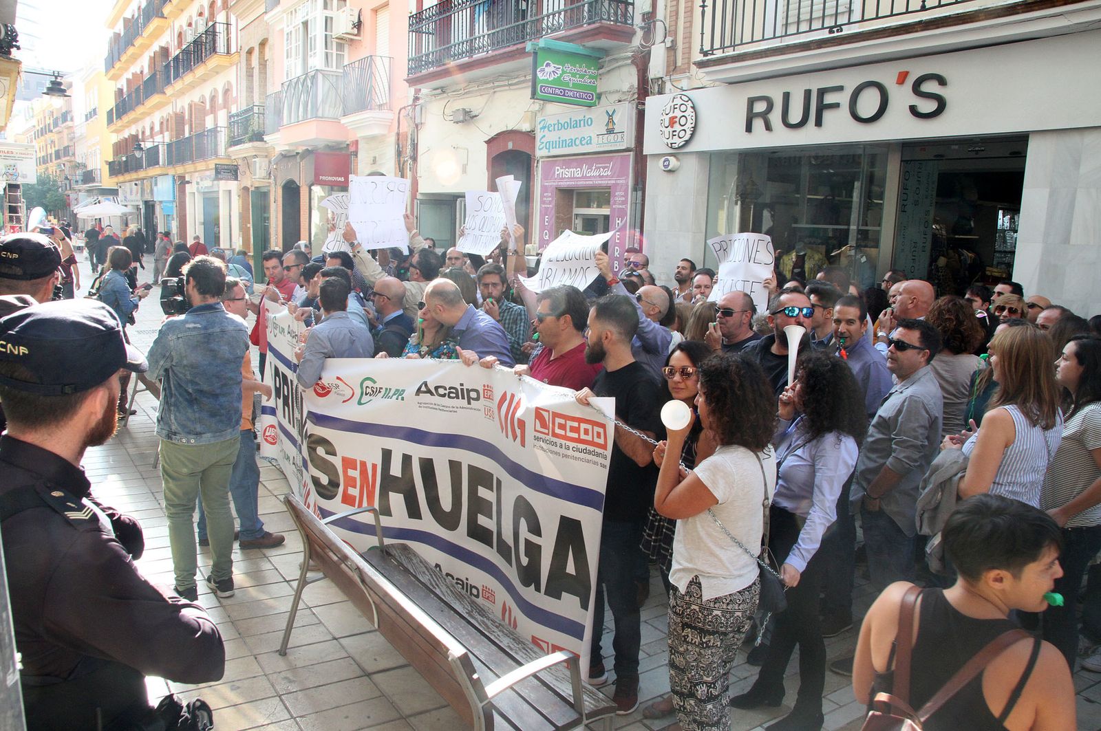 Imágenes de la concentración de funcionarios de prisión ante la subdelegación del Gobierno