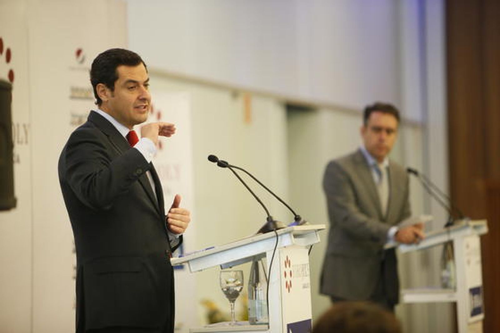 Juan Manuel Moreno responde a las preguntas planteadas por el director de Diario de Cádiz, Rafael Navas, en el coloquio posterior.

Foto: Julio Gonzalez, Lourdes de Vicente y Joaquin Pino