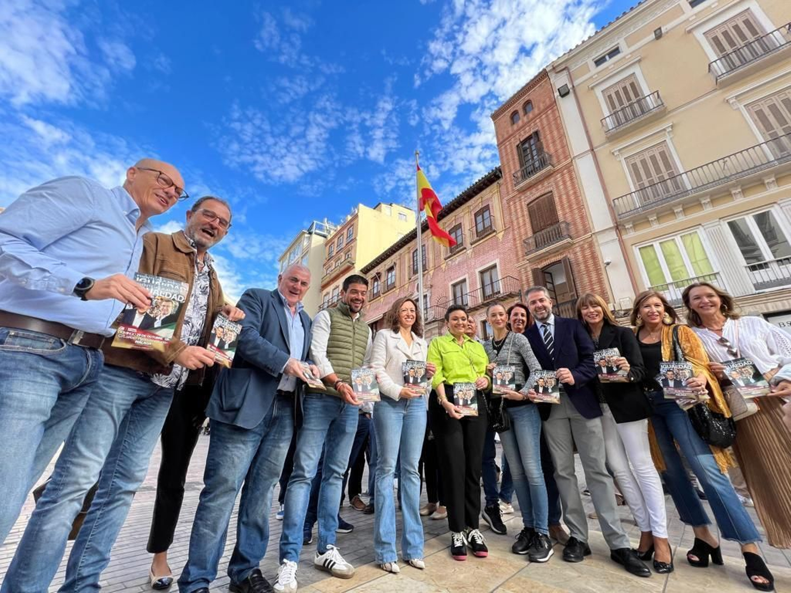 Patricia Navarro (centro) y otros cargos del PP de Málaga posan en la Plaza de la Constitución. Patricia Navarro (centro) y otros cargos del PP de Málaga posan en la Plaza de la Constitución.