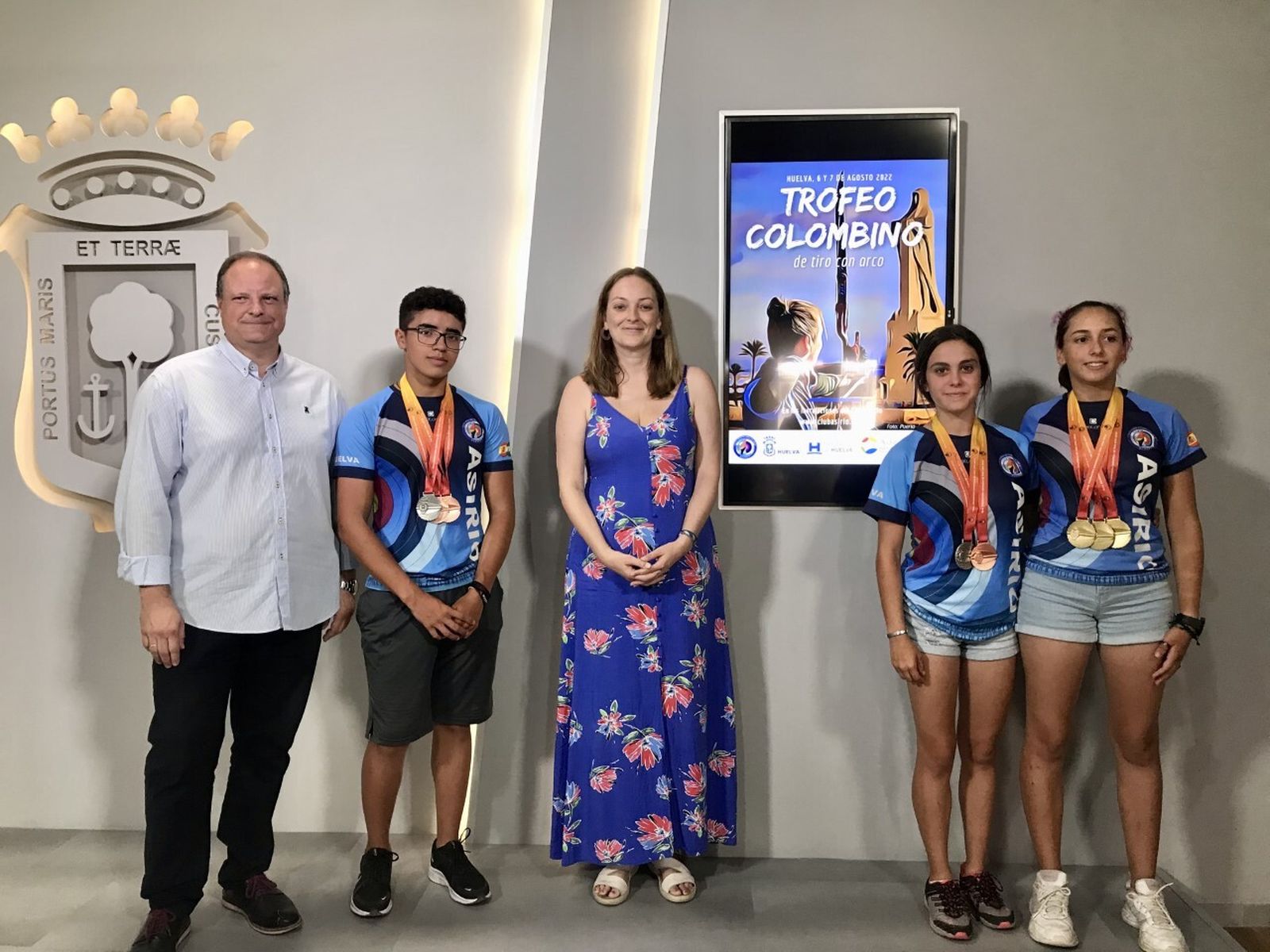María Teresa Flores, con representantes del Club Asirio durante la presentación.