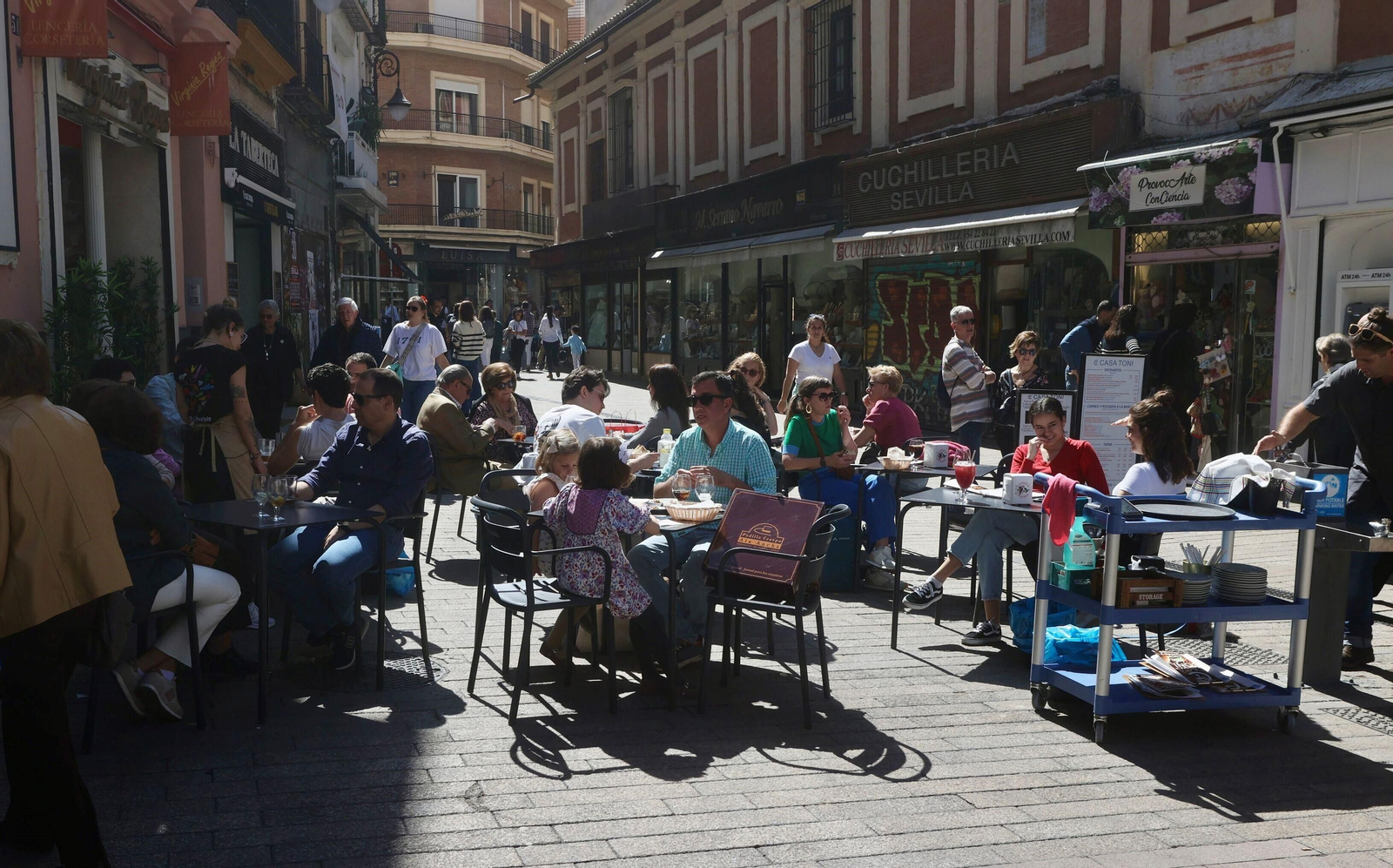 Sevilla, a rebosar en el último fin de semana del invierno