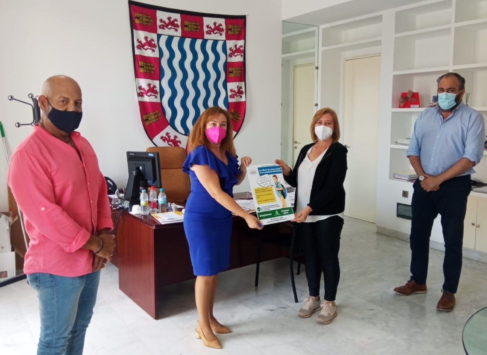 Isabel Gallardo conoce la campaña del cheque libro de la asociación 'La Papelería de Tu Barrio'.