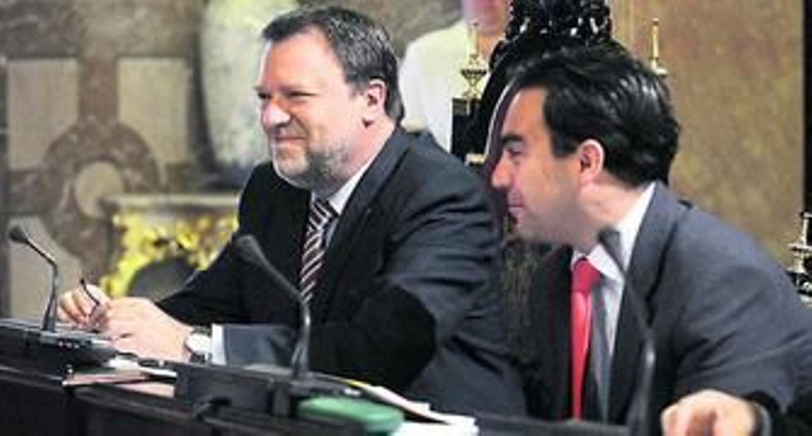 Monteseirín sonríe a los concejales de la oposición desde su banco del Pleno. A su lado, el portavoz del PSOE Alberto Moriña. Monteseirín sonríe a los concejales de la oposición desde su banco del Pleno. A su lado, el portavoz del PSOE Alberto Moriña.