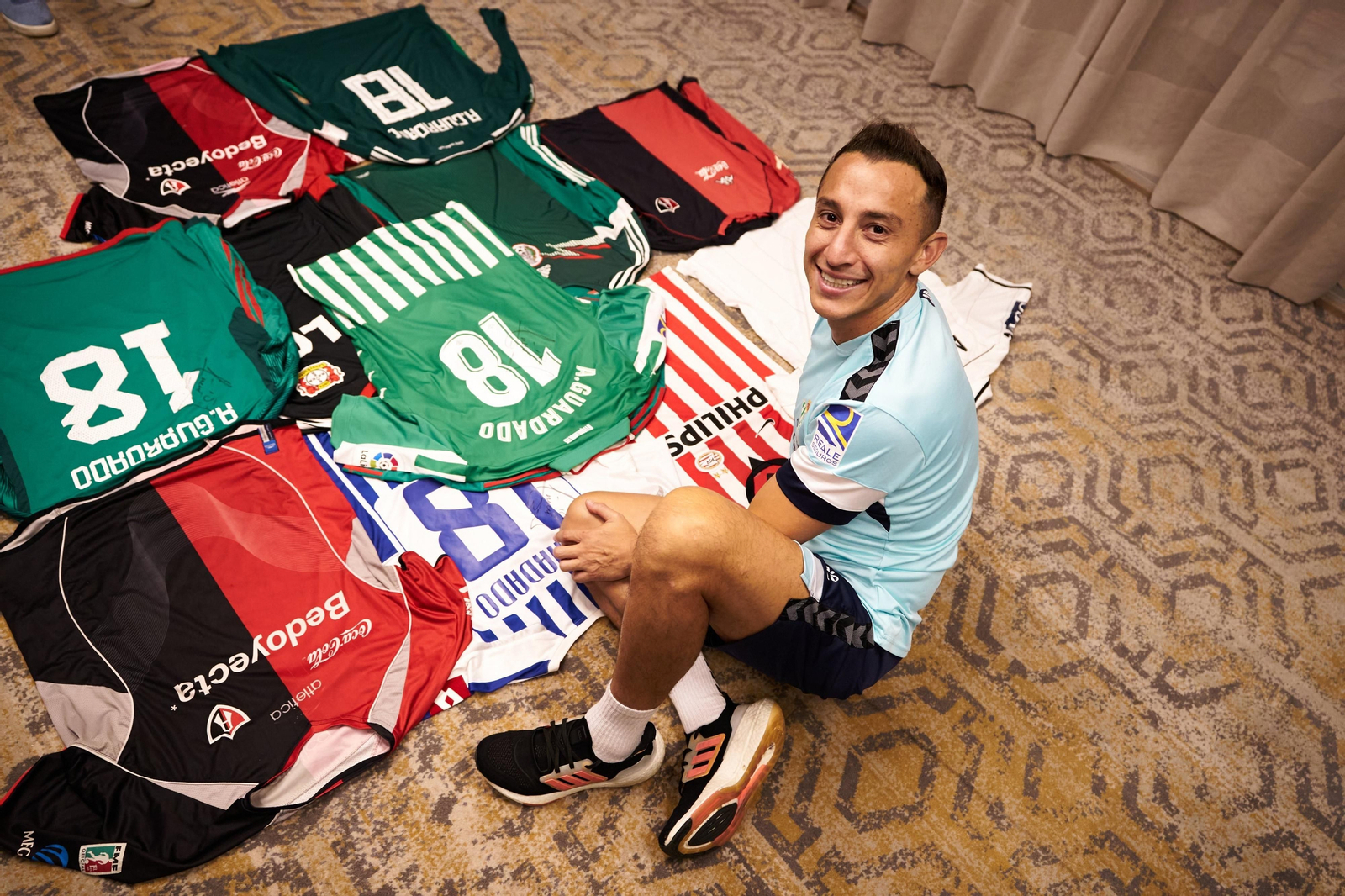 Guardado posa con las camisetas que lución en su carrera.