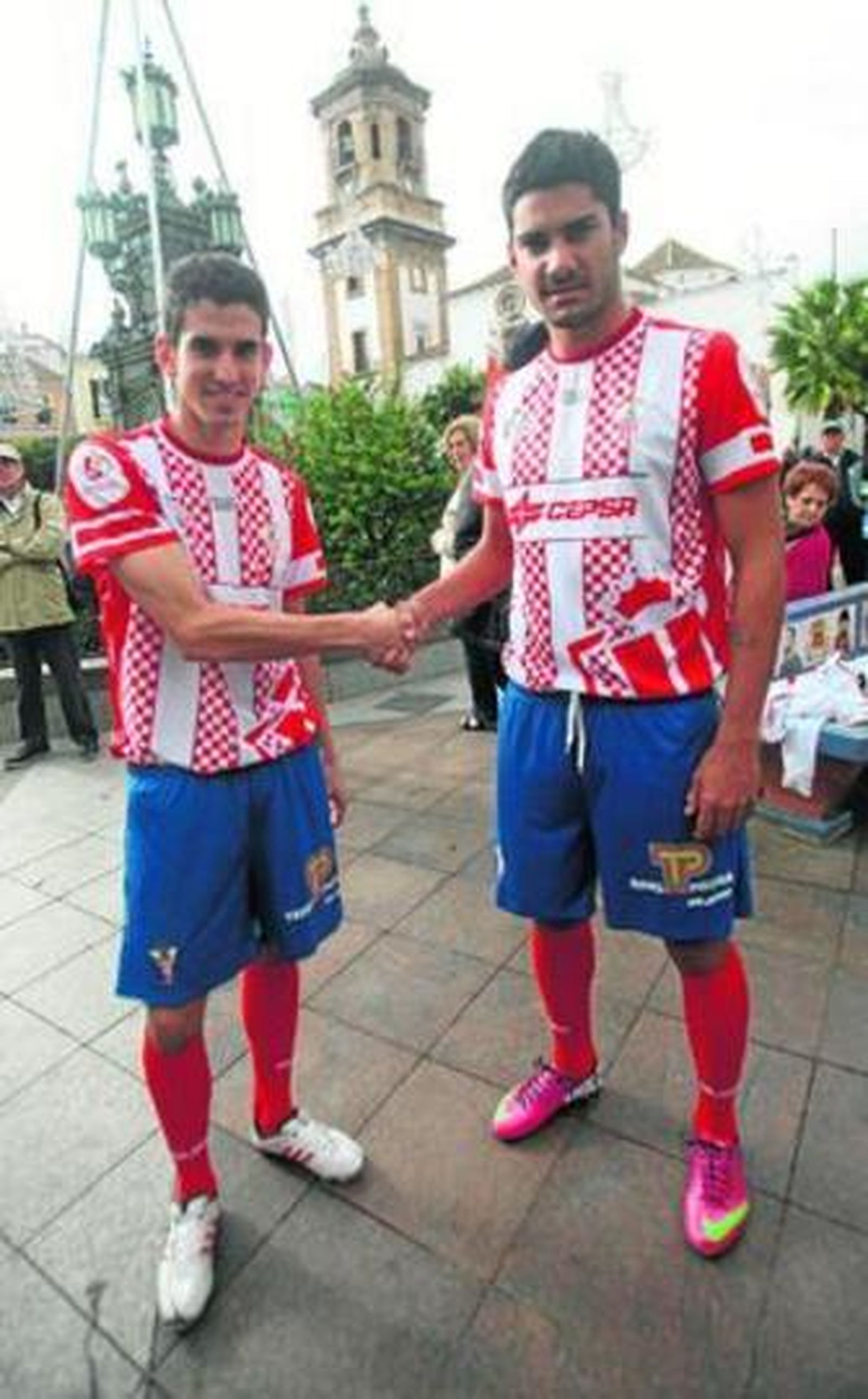 Alfaro (i:) y Borja posan con la camiseta especial del Algeciras para la eliminatoria ante la Real Sociedad.