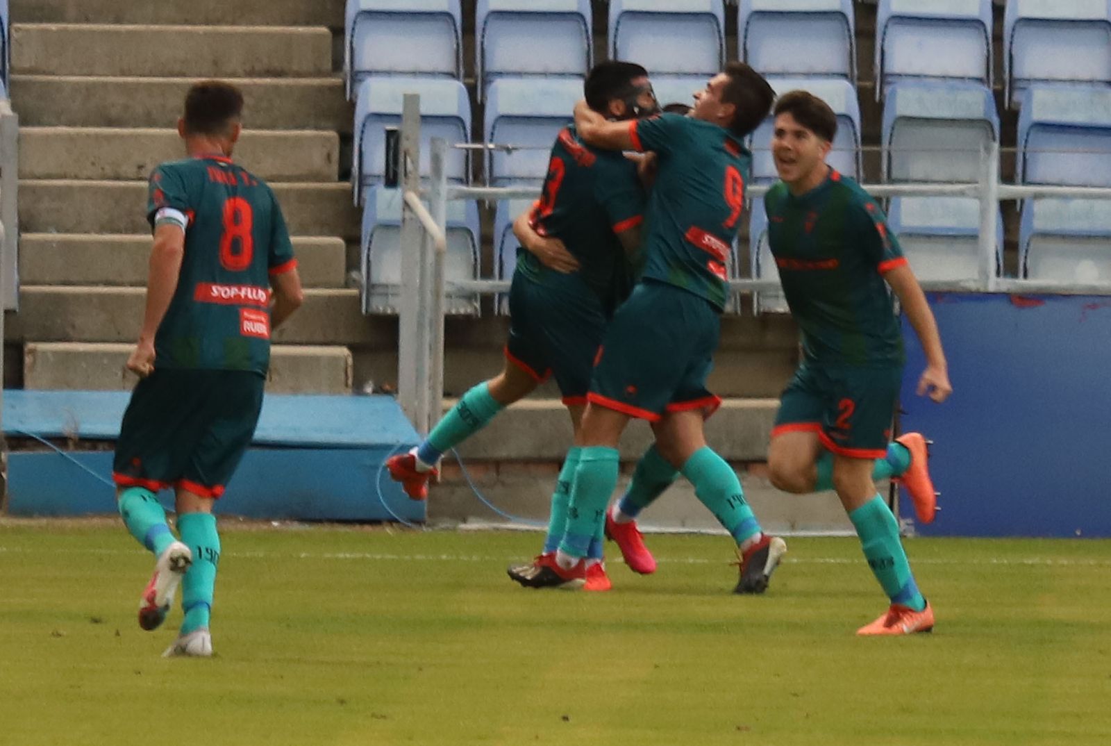 Los jugadores del Algeciras celebran el gol de Juan Serrano en Huelva.