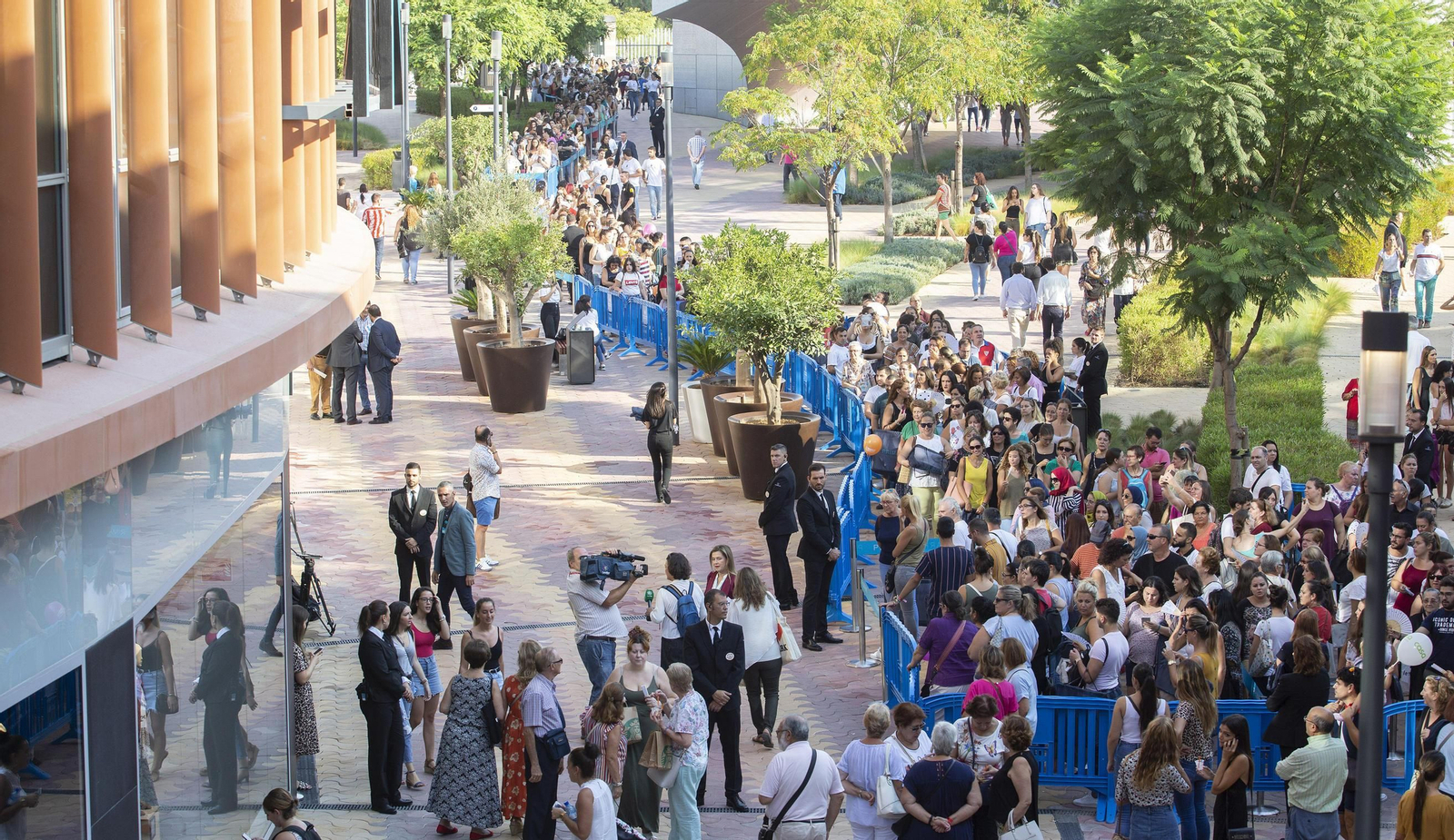 La apertura del centro comercial Torre Sevilla, en imágenes