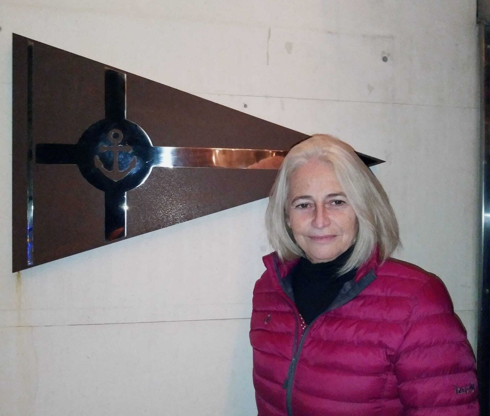 Alicia Caballero junto al escudo del Club Náutico de Sevilla.