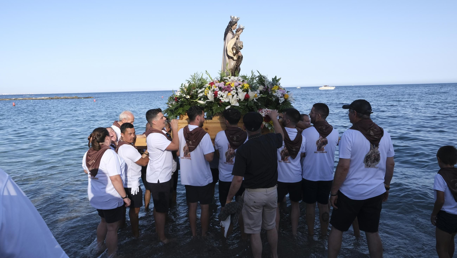 La procesión marítima de la Virgen del Carmen en Aguadulce, en imágenes