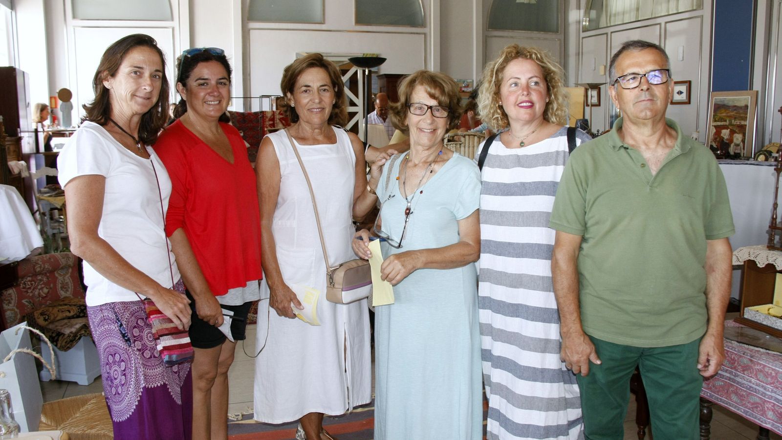 Las voluntarias posan junto al Responsable de Recursos y Campaña, Miguel Fernández.