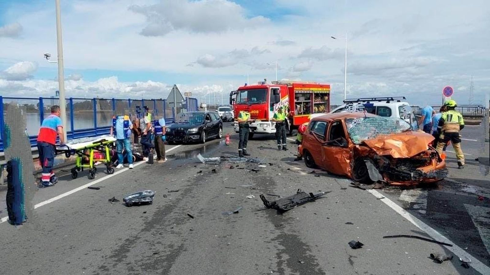 Estado de los vehículos implicados en un accidente de tráfico en Huelva. Estado de los vehículos implicados en un accidente de tráfico en Huelva.