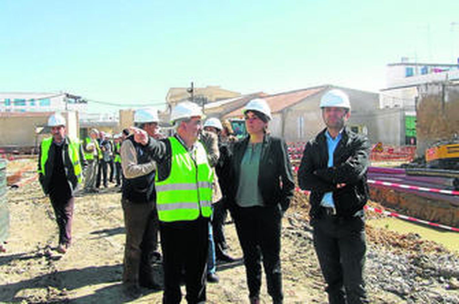 La Consejera de Fomento y Vivienda recibe explicaciones del proyecto en compañía del alcalde de Conil.