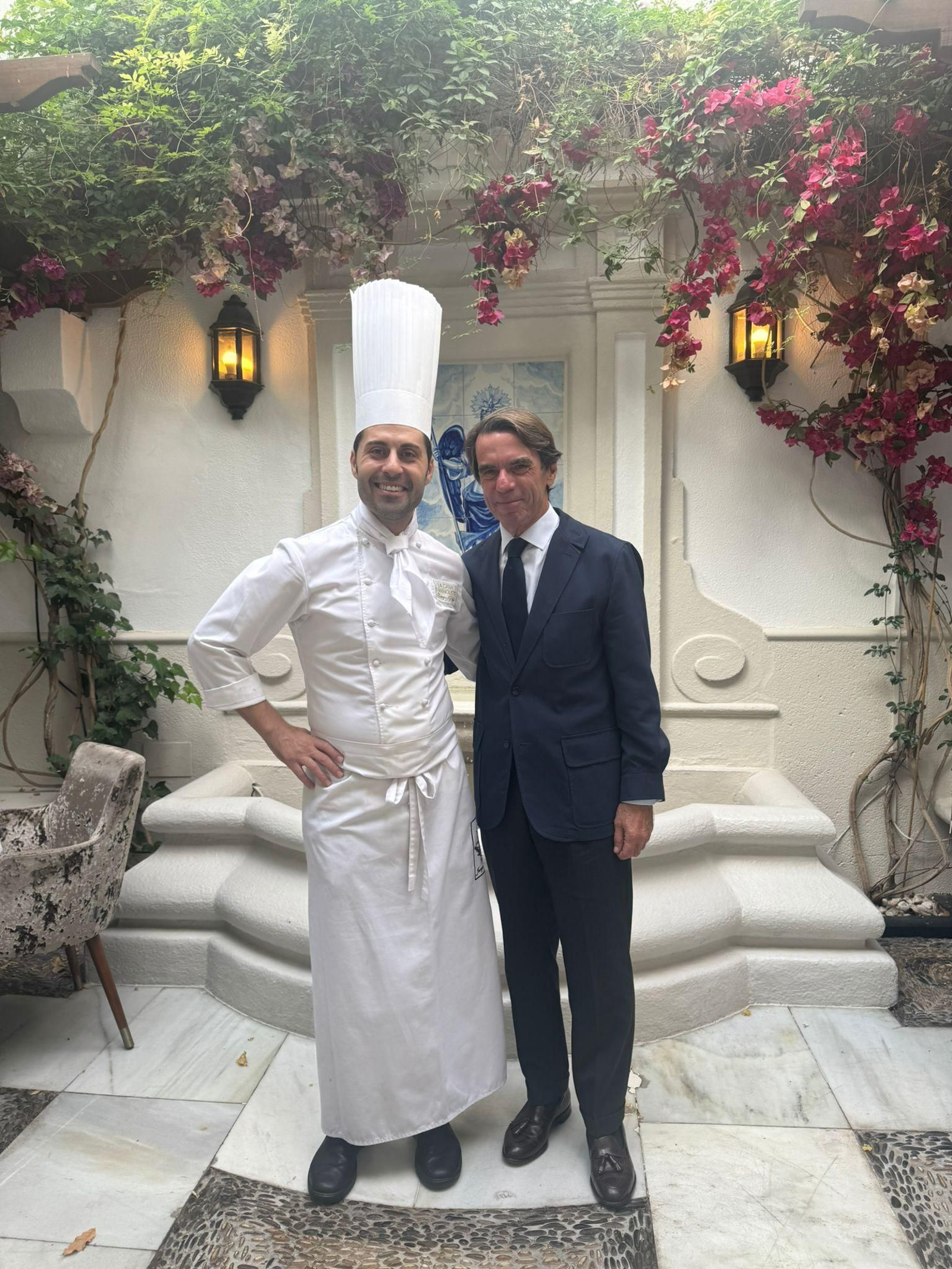 Juanjo Ruiz, chef de La Casa de Manolete Bistró, y José María Aznar