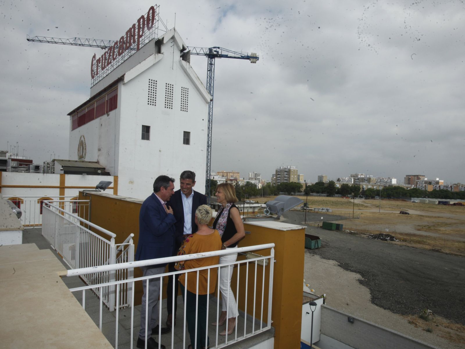 Marcos Tarancón y Juan Espadas, durante la firma, ayer.