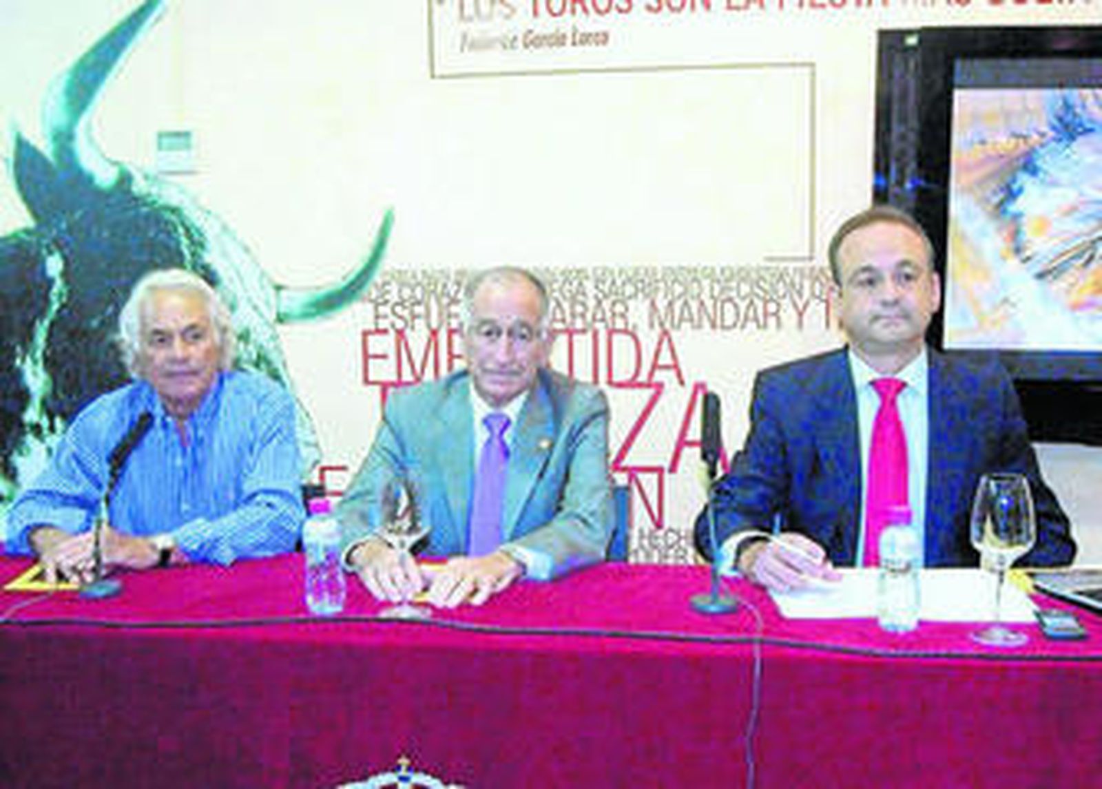 Sebastián Palomo Linares acompañado del alcalde, Gabriel Amat y el periodista Benjamín Hernández.