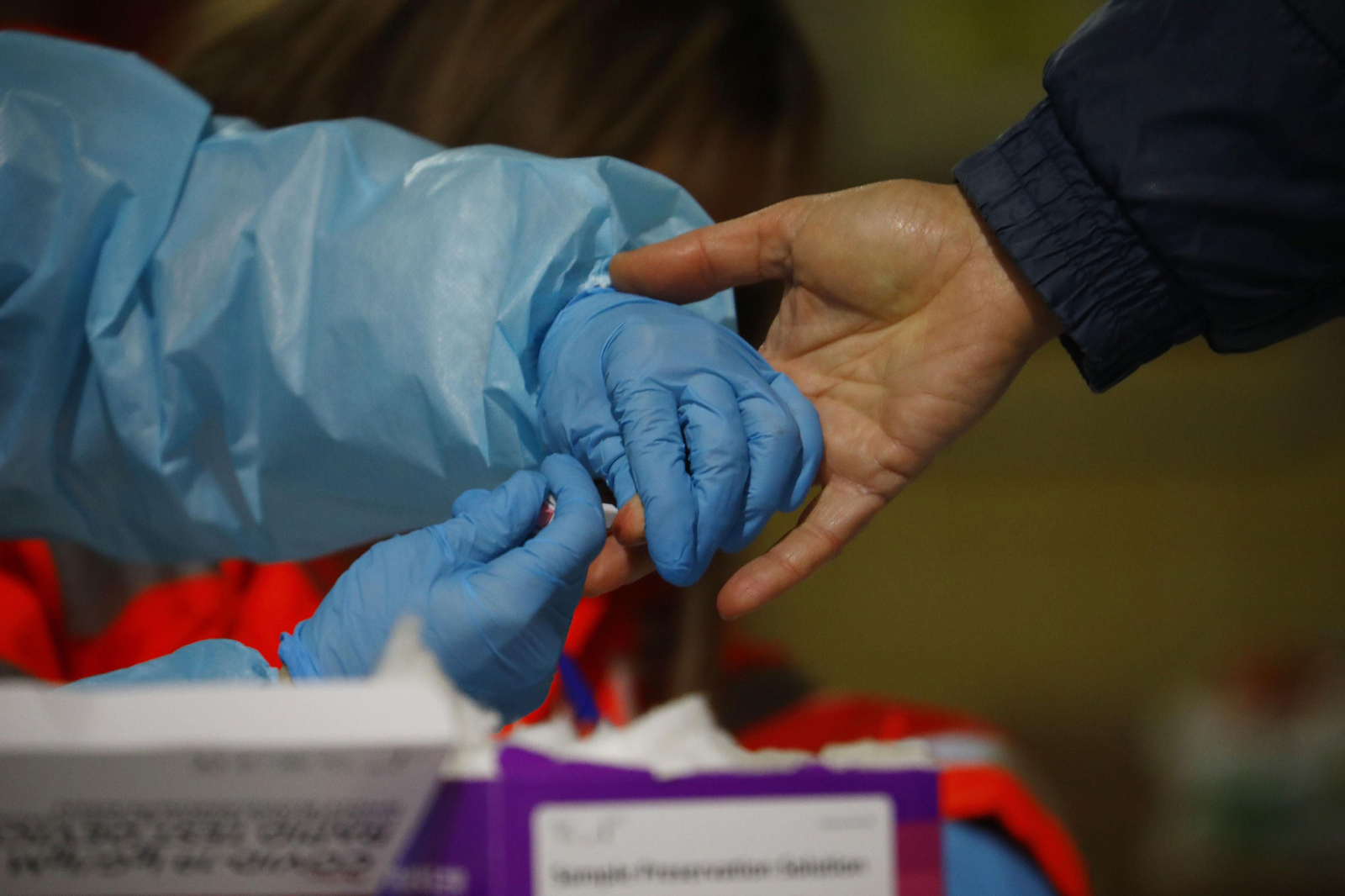Los test de antígenos al profesorado en Vista Alegre, en fotografías