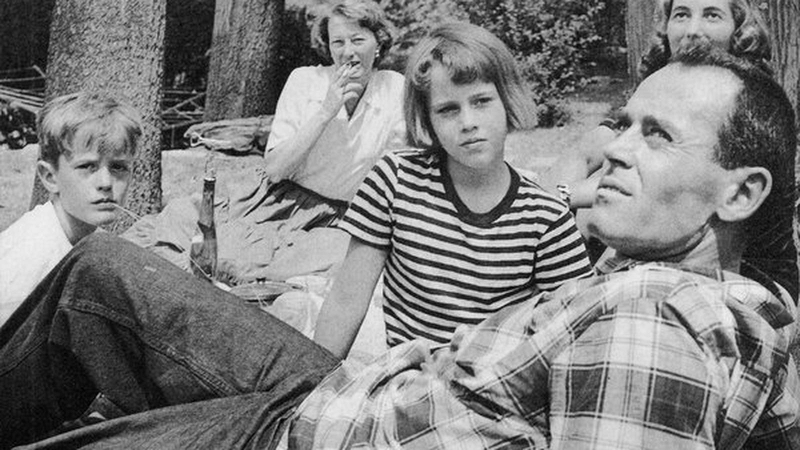 Jane (centro) de niña con su padre, el también actor Henry Fonda.