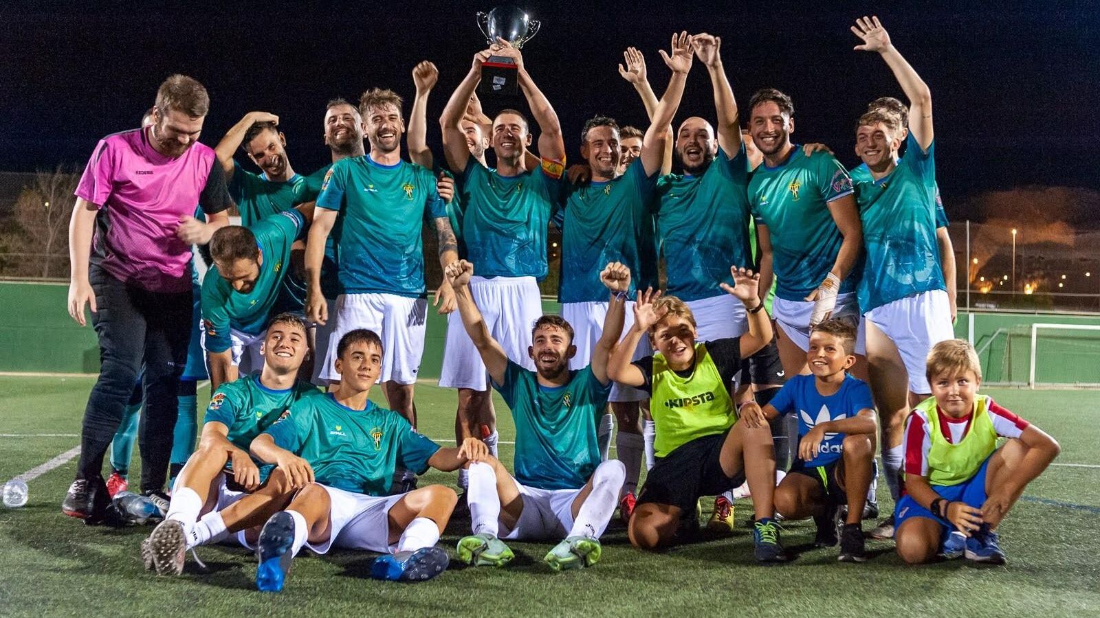 José Carlos levanta el trofeo