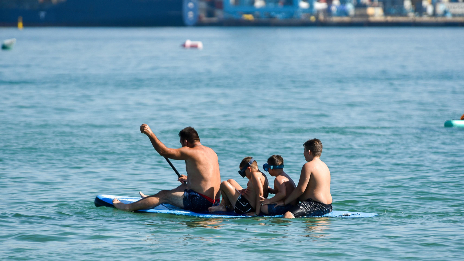 Fotos de la tarde en la playa del El Rinconcillo en plena ola de calor