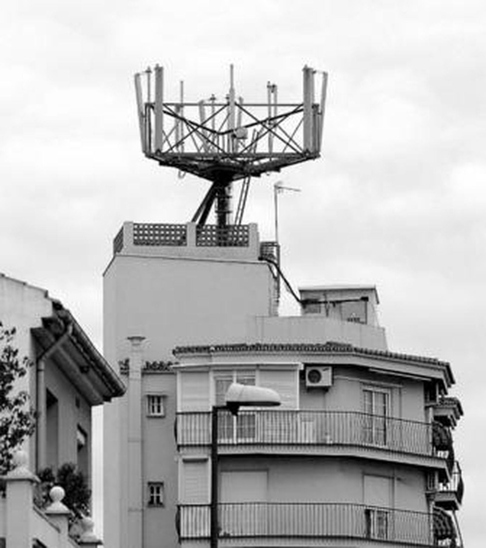 Antena de telefonía móvil instalada en un edificio de la capital malagueña.