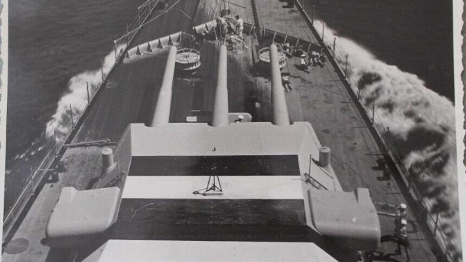 Torre triple de proa del “Scheer” en su alineación proa-popa