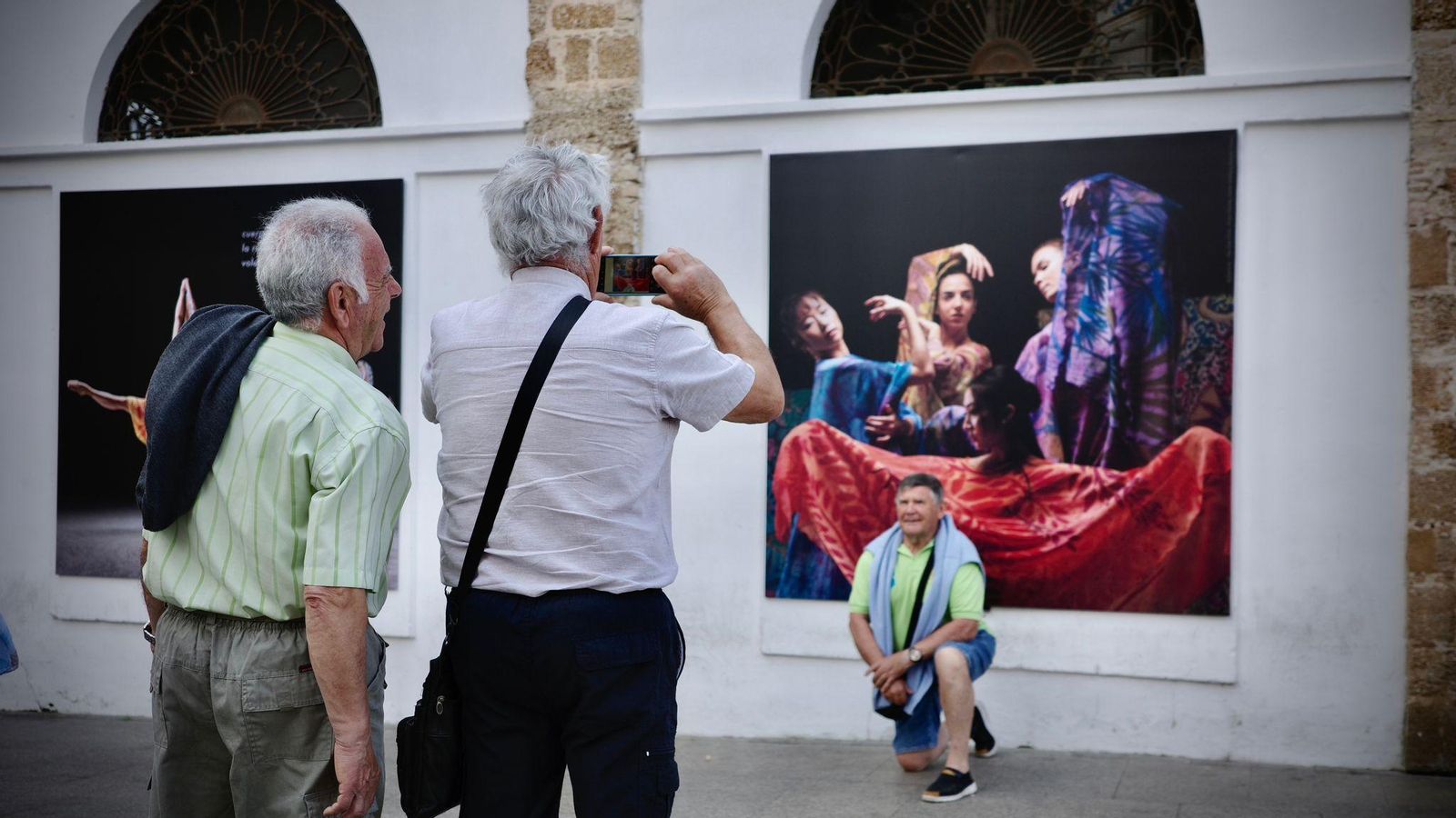 Espectadores de la exposición 'Solsticio' de Muriel y López en los lienzos del Mercado. Espectadores de la exposición 'Solsticio' de Muriel y López en los lienzos del Mercado.