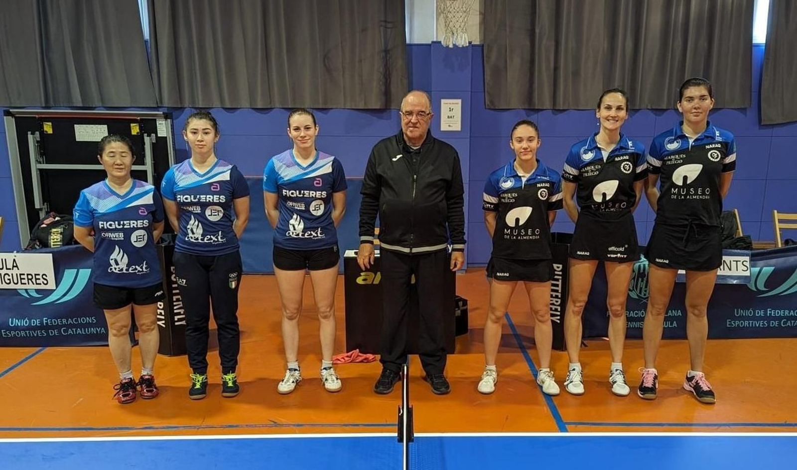 Los dos equipos posan antes del inicio del partido. Los dos equipos posan antes del inicio del partido.