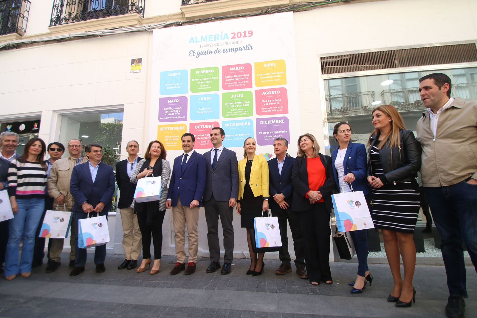 Las imágenes de la visita de Juanma Moreno a Almería