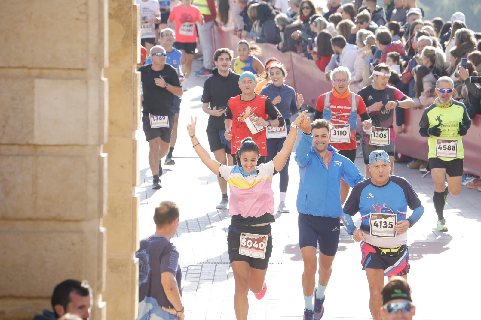 Media Maratón de Córdoba 2023: La gloria de cruzar la Puerta del Puente, en imágenes
