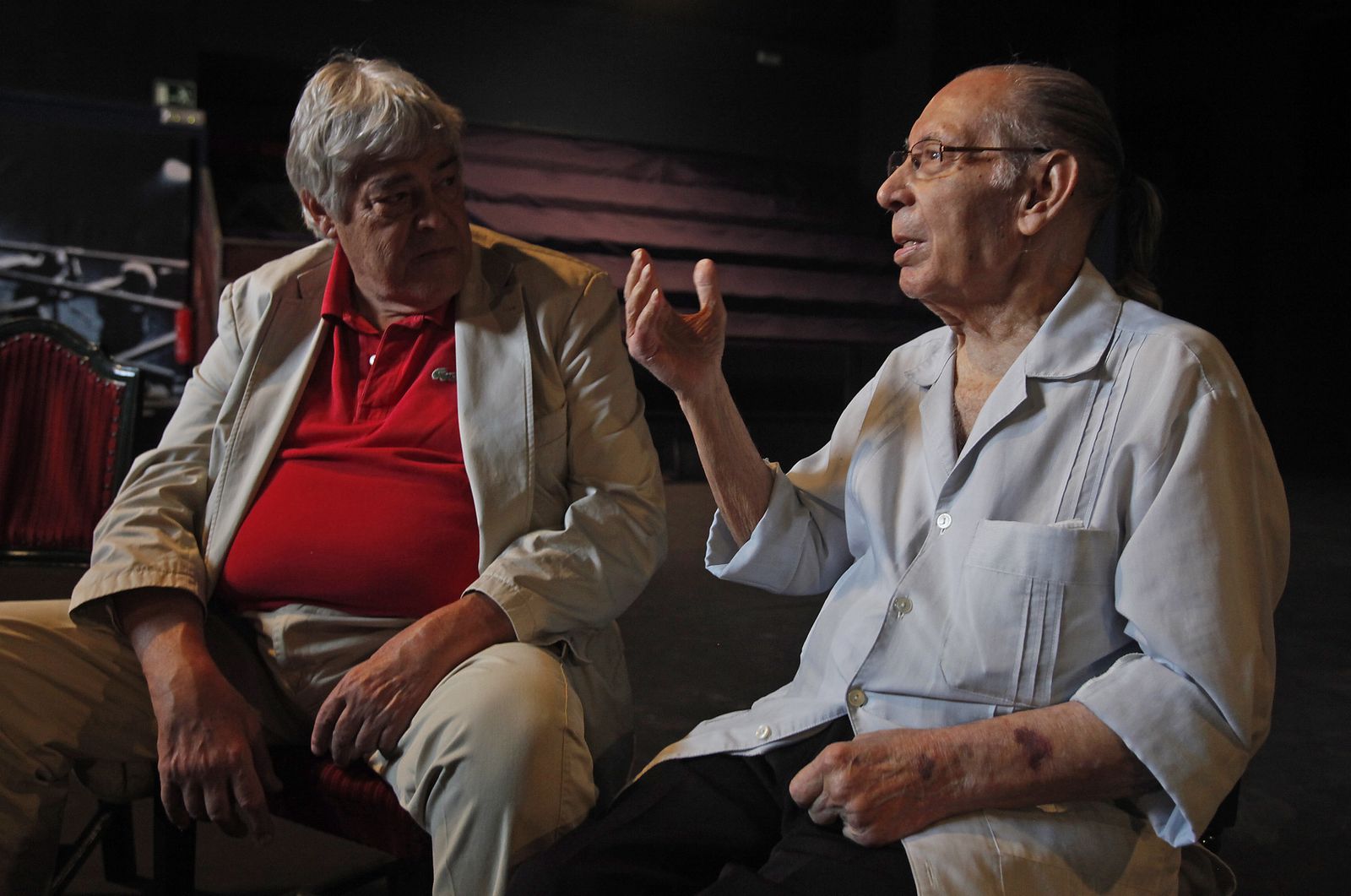 Caco Senante escucha a Salvador Távora en el teatro que lleva su nombre y en el que le hará el tributo a Bambino.