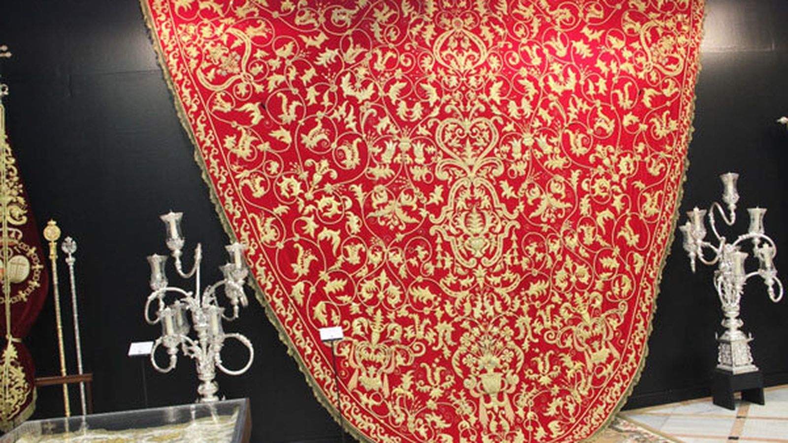 Manto bordado de la Virgen de la Soledad