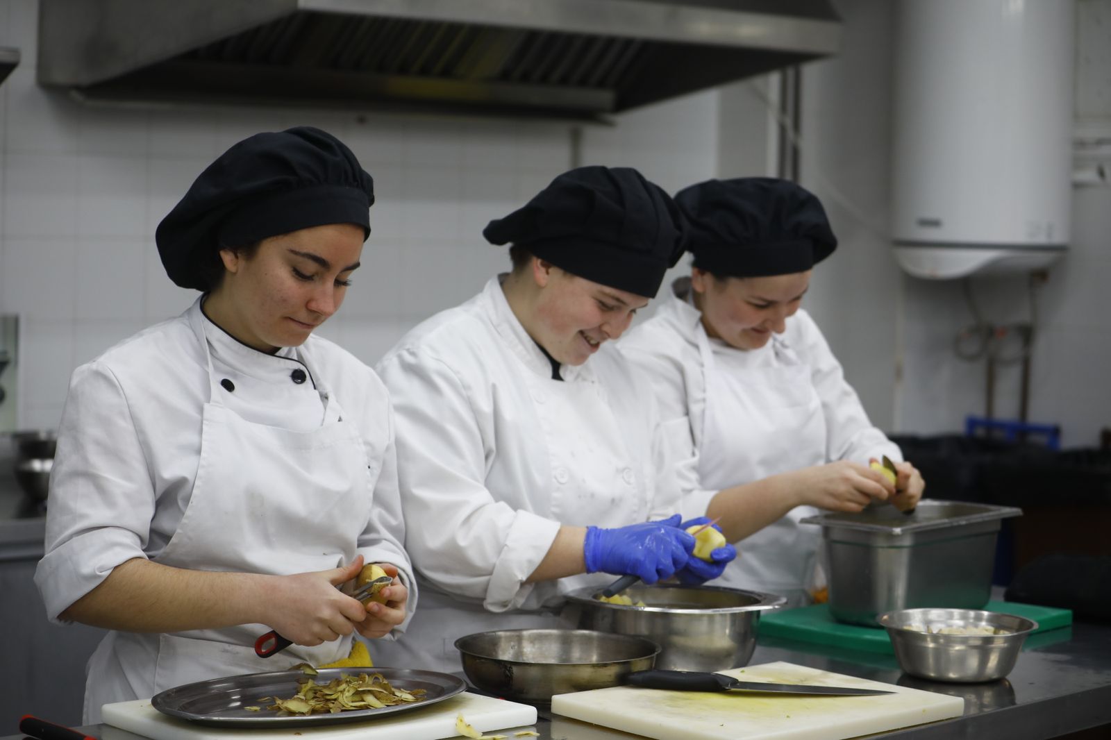 El restaurante y las cocinas del instituto Gran Capitán de Córdoba, en imágenes