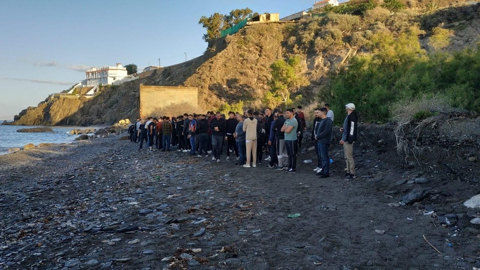 Un grupo de inmigrantes espera la llegada de la Guardia Civil en una playa de Adra Un grupo de inmigrantes espera la llegada de la Guardia Civil en una playa de Adra