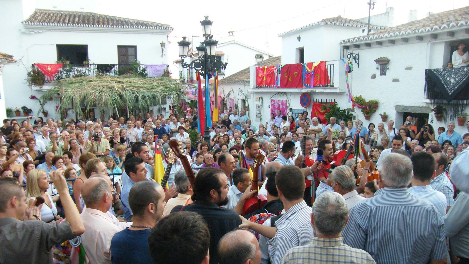 La riqueza de los Verdiales se refleja en sus tres estilos principales: Montes, Almogía y Comares, cada uno con características únicas que destacan las particularidades culturales y geográficas de las diferentes regiones malagueñas