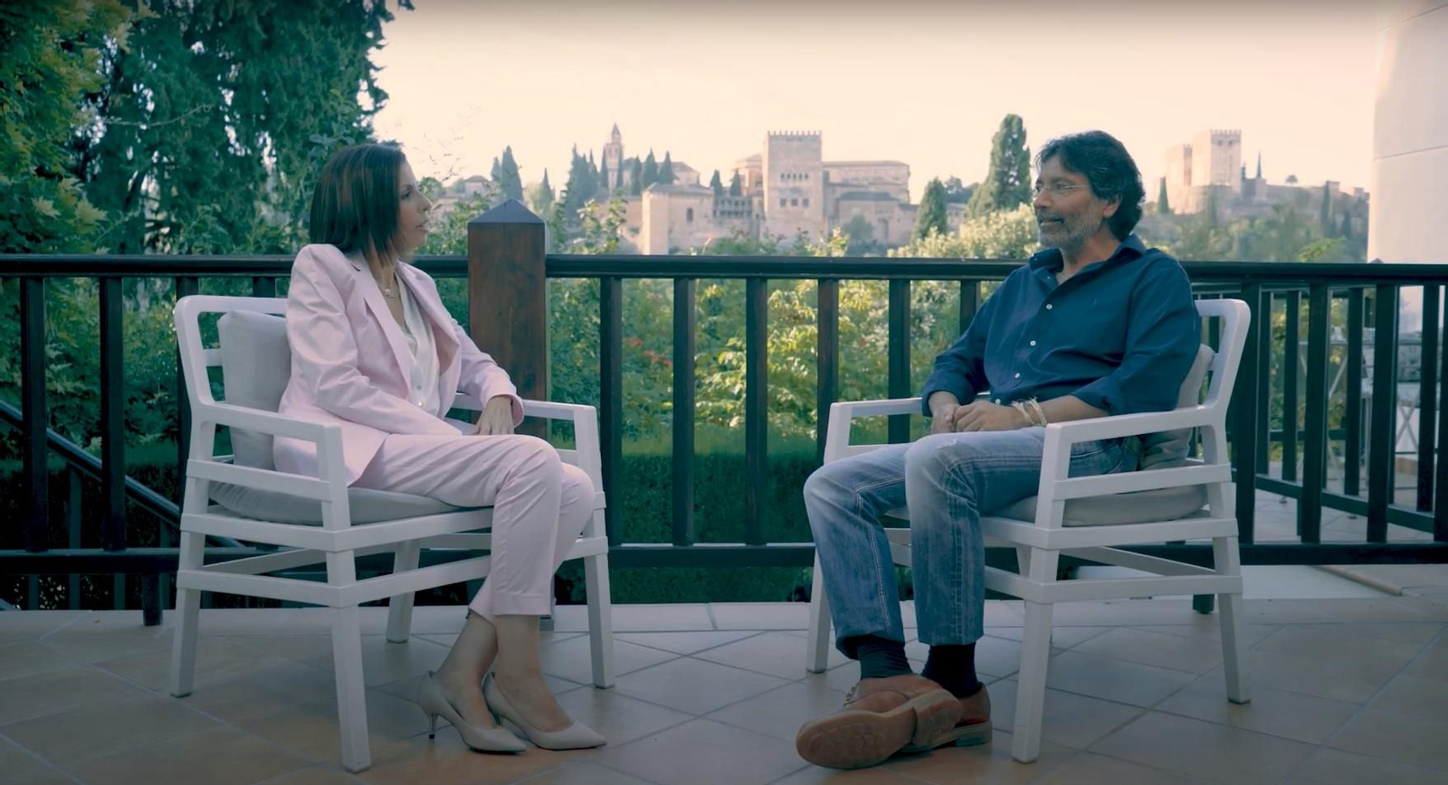 La doctora Esther Clavero, del Hospital Virgen de las Nieves, charla con Raul Gómez, paciente con mieloma múltiple.
