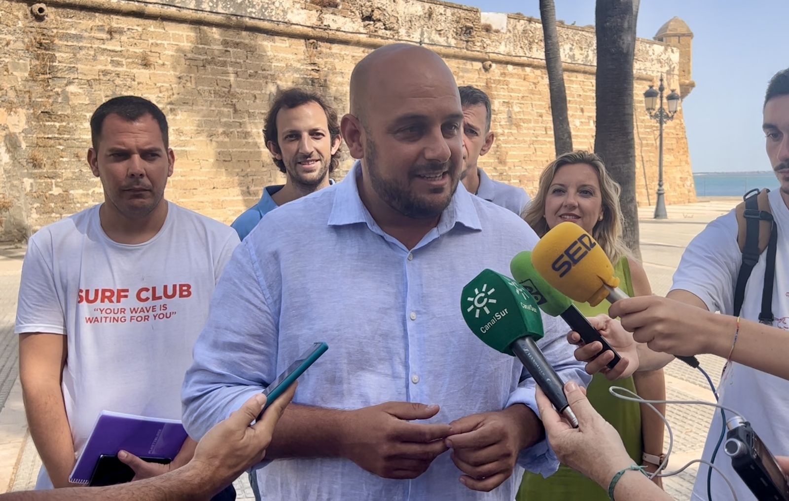 Eugenio Belgrano y otros miembros de la plataforma Ahora Cádiz, en la entrada de la Punta de San Felipe.