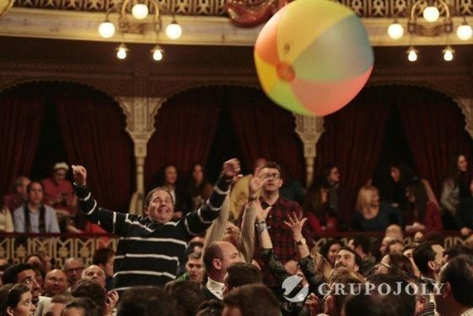 El público disfrutó con una pelota gigante que lanzó el coro.

Foto: Fito Carreto