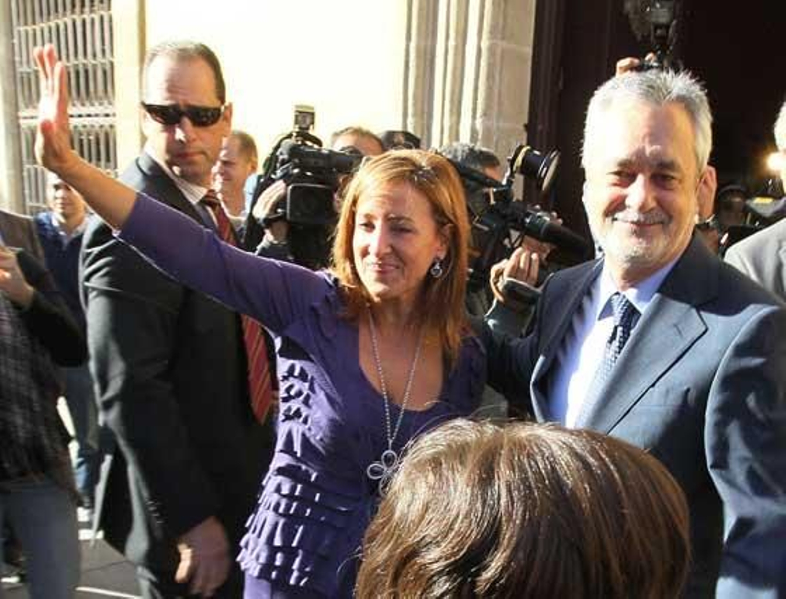 Un centenar de manifestantes pita y abuchea a la alcaldesa y al presidente al llegar al Consistorio donde firma el libro de honor y expresa su "apoyo y solidaridad" a Pilar Sánchez

Foto: Miguel Angel Gonzalez