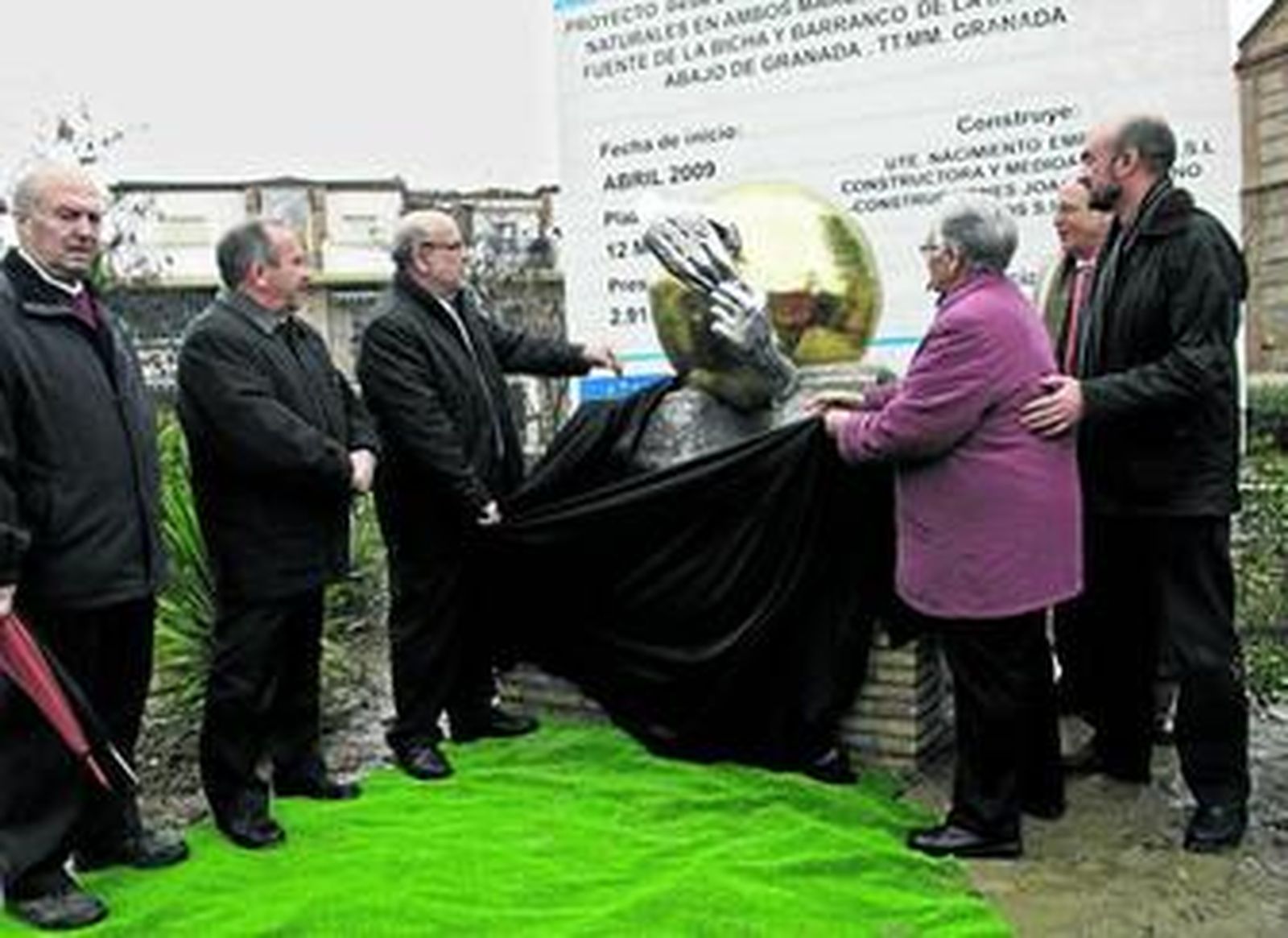 La familia del abuelo y el nieto que desaparecieron en la riada de 1968 participaron ayer en el emotivo acto de inauguración de la escultura.