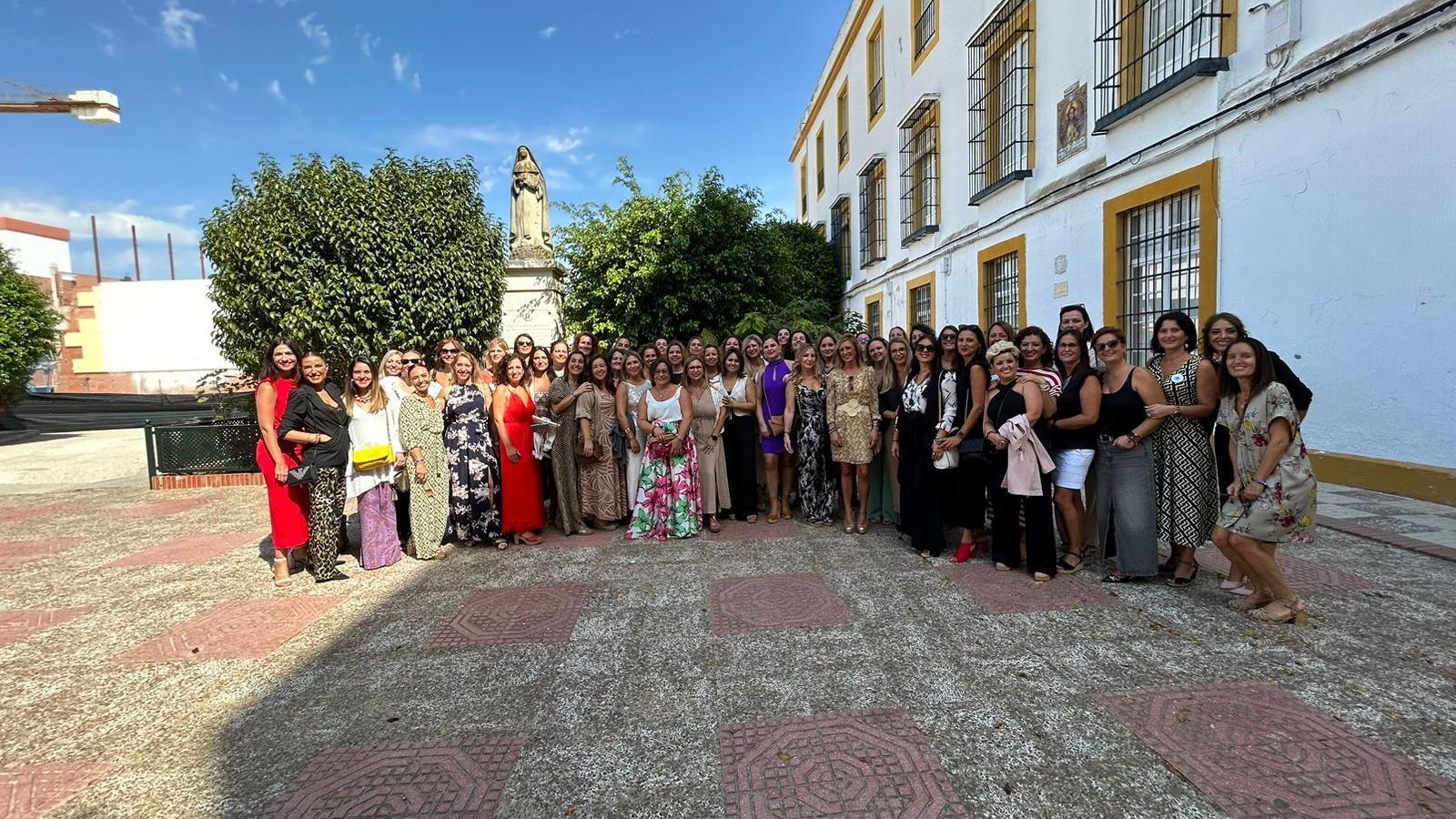 Foto de la promoción del 98 a los pies de la estatua de la fundadora de la Compañía de María.