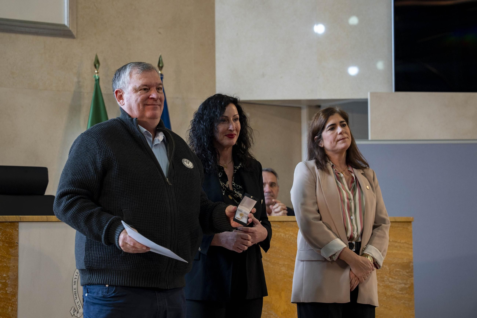 Almería rinde homenaje a su personal municipal con la imposición de los Escudos de Oro