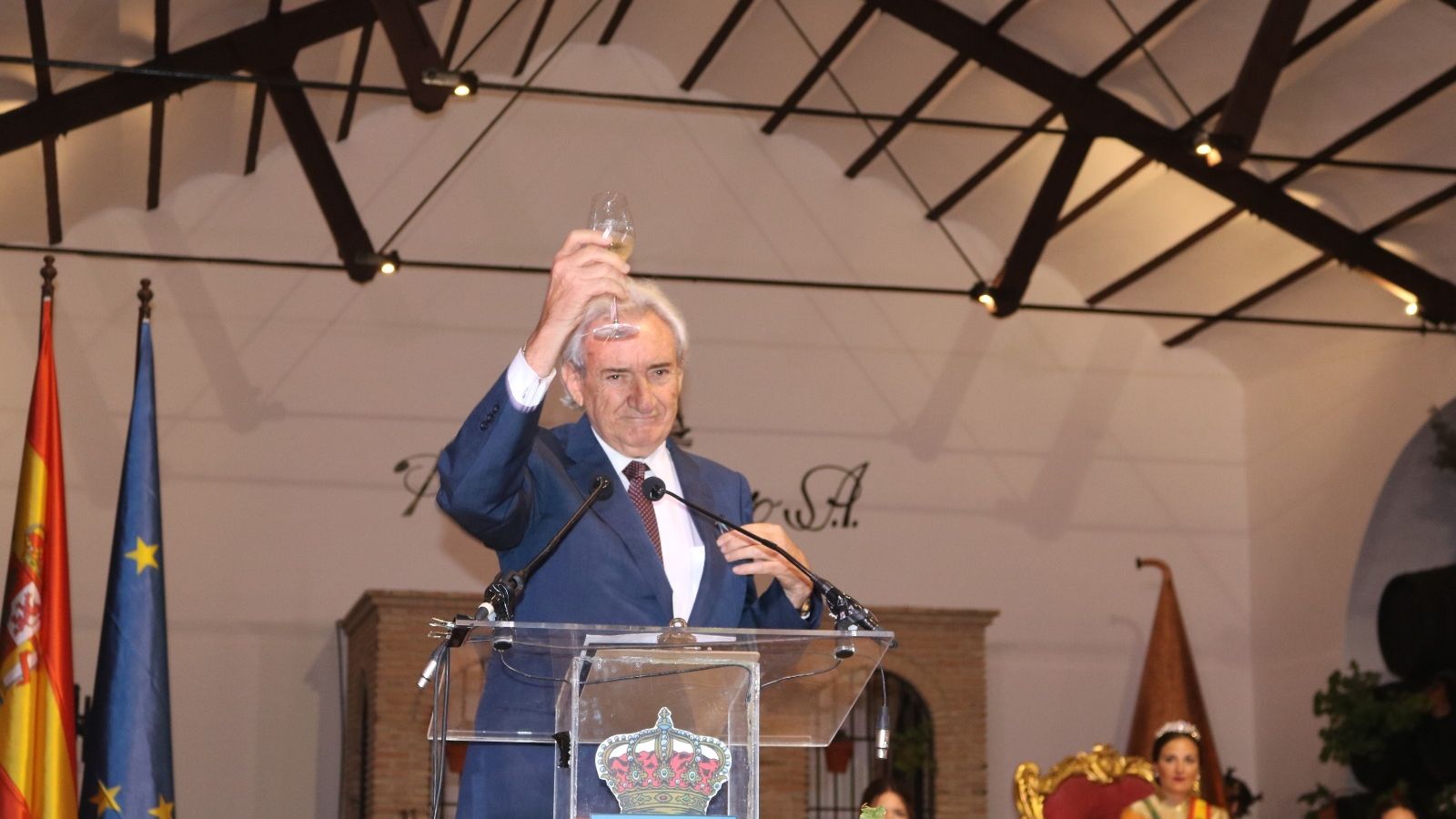 Luis del Olmo alza su copa durante su alocución