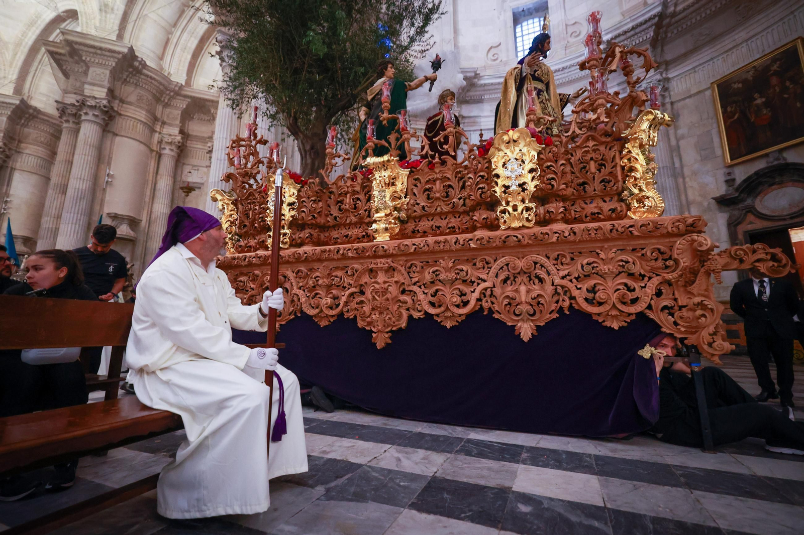 Imágenes de la salida del Prendimiento en la Semana Santa de Cádiz 2025