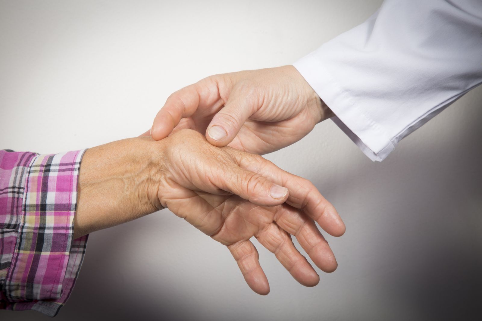 Este problema articular es más frecuente en mujeres y suele aparecer a partir de los 60 años.