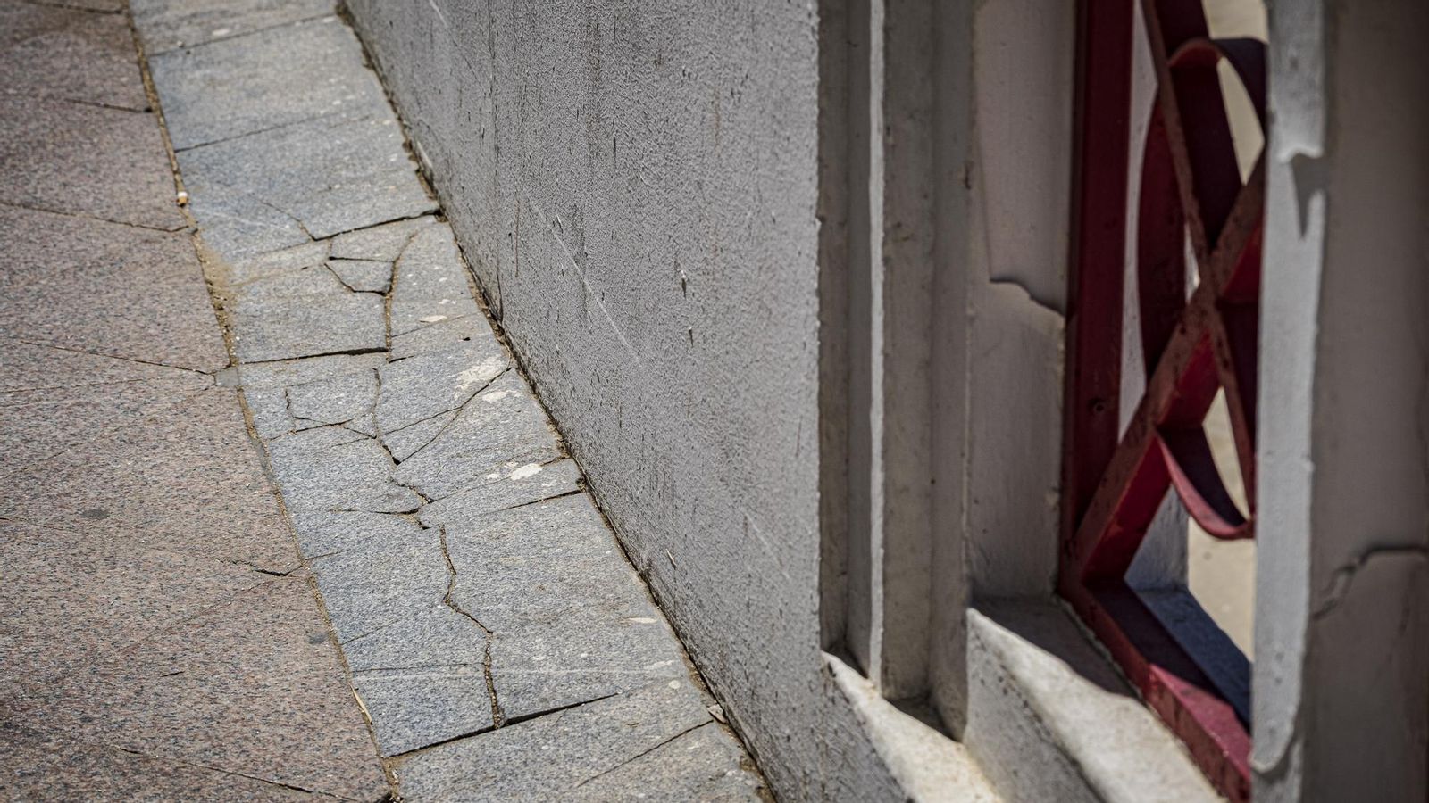 Estado de la acera a pie de la balaustrada.