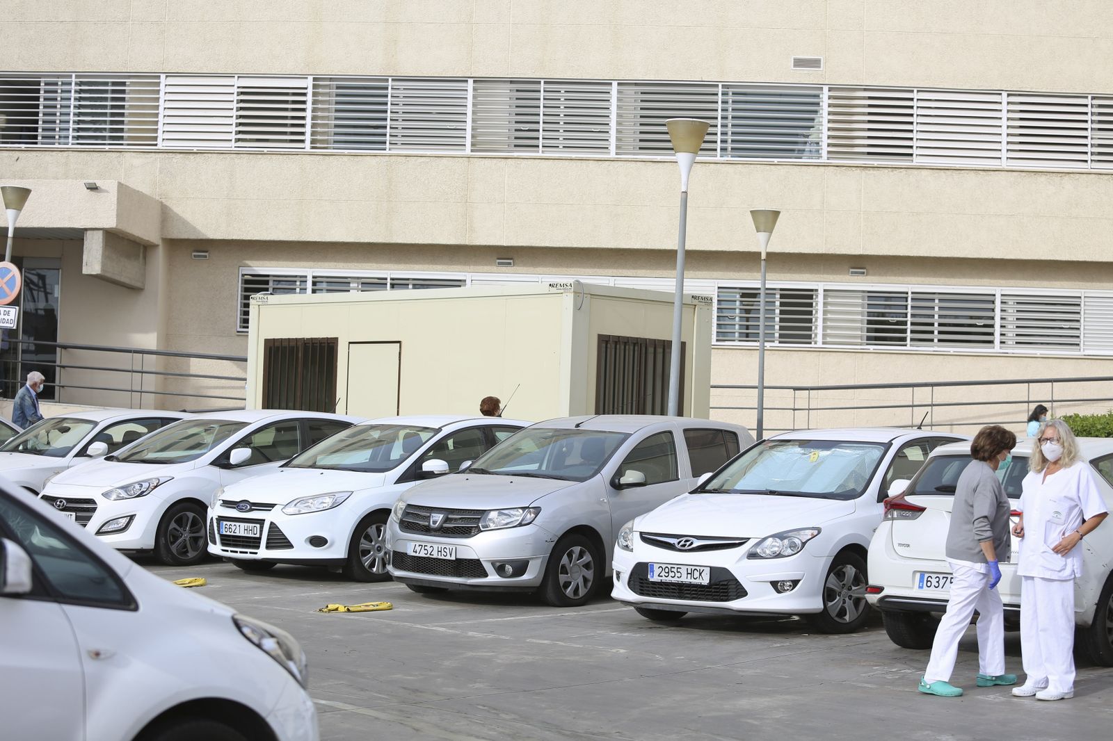 Caseta para la vacunación de la gripe instalada en el aparcamiento del centro de salud Alameda-Perchel.