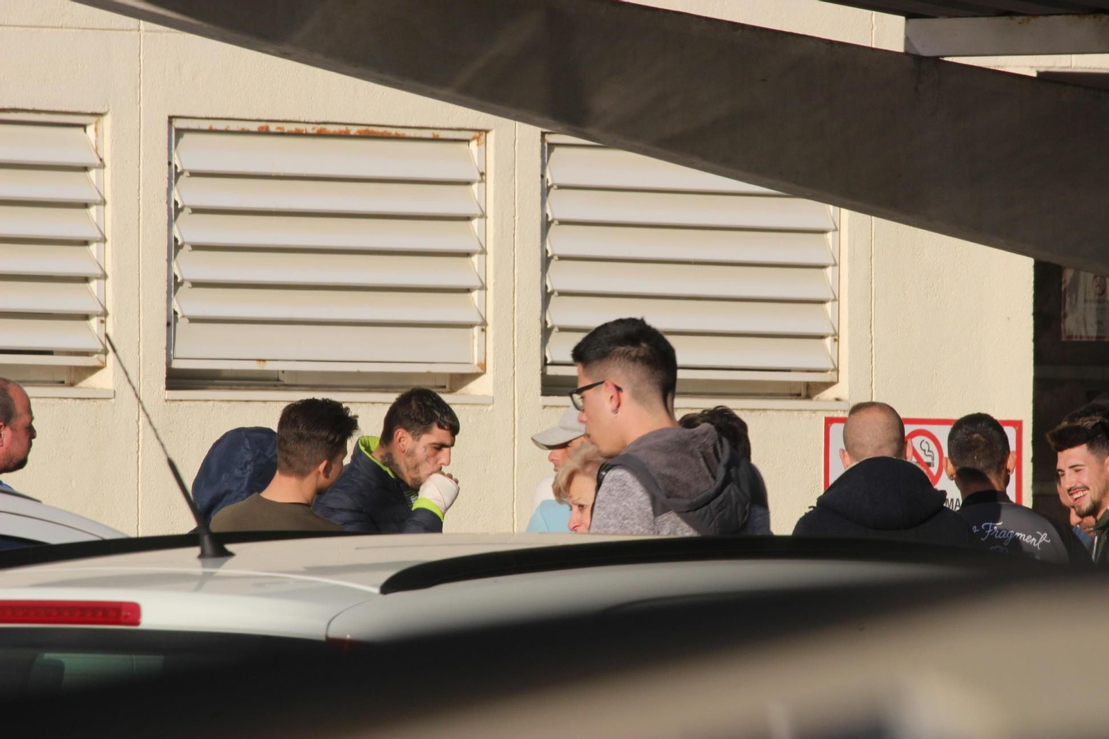 El amigo de la víctima, ayer por la tarde, con los brazos vendados tras ser intervenido, en la puerta del hospital de Puerto Real.