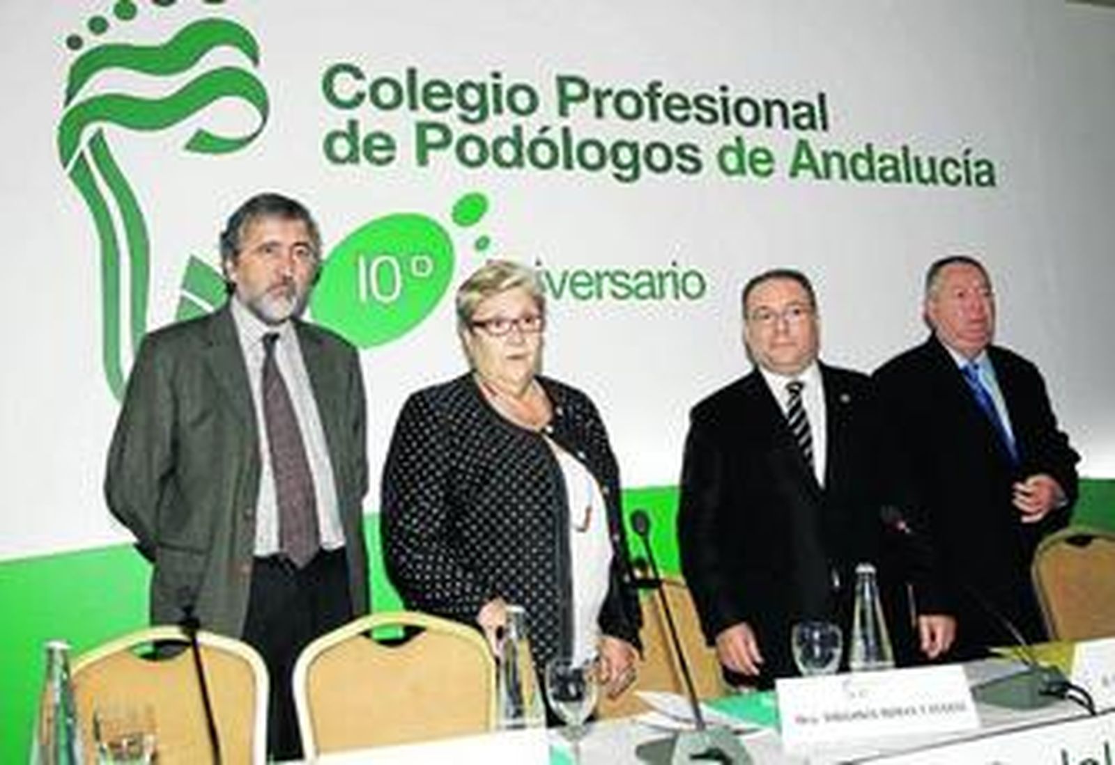 Carlos Gómez (Consejería de Salud), los presidentes del Colegio de Podólogos de Andalucía, Jorge Barnés, y del Consejo General de Colegios de Podólogos de España, Virginia Novel i Martí ; y Claudio Bonilla, presidente fundador del colegio andaluz de podólogos.
