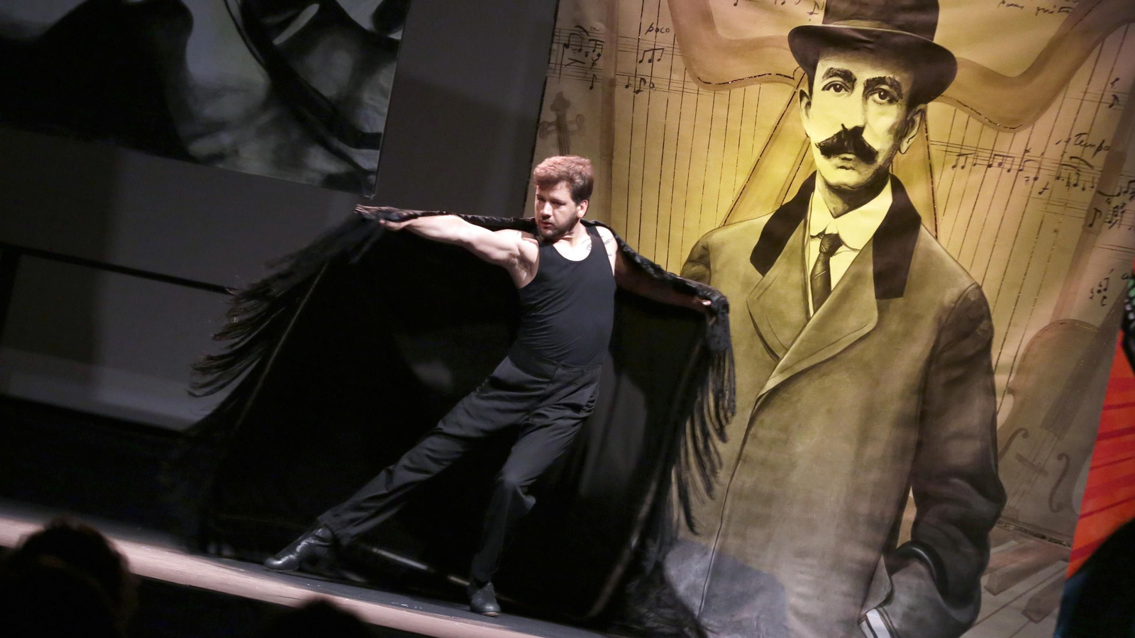 José Maldonado baila con un mural de Falla detrás.